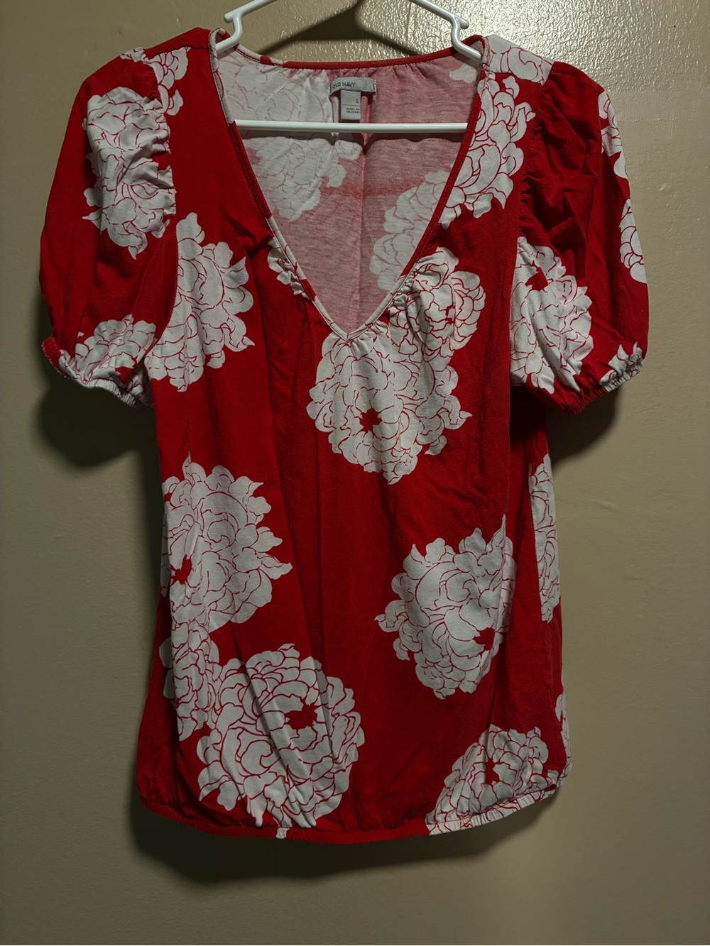 Old Navy Red V‑Neck Puff Sleeve Floral Top